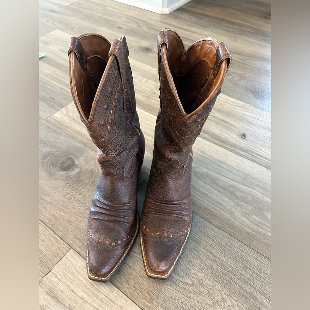 Excellent like new condition. Beautiful midcalf leather comfortable all day wear